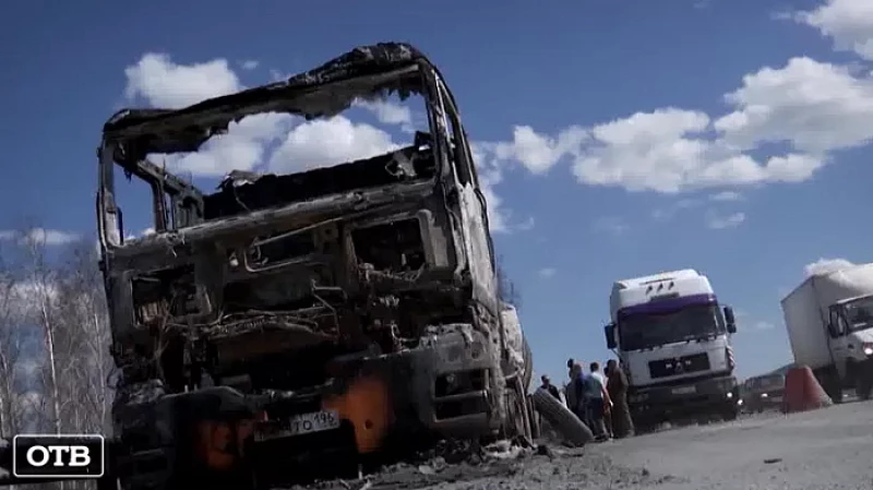 На Тюменском тракте ликвидируют последствия аварии с участием трех грузовиков