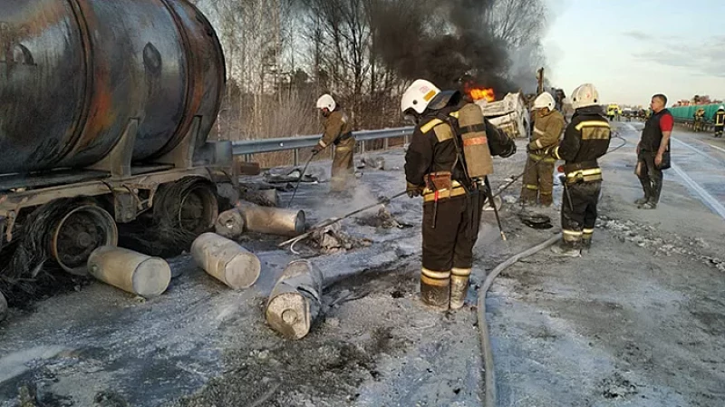 На Тюменском тракте потушили пожар с тремя грузовиками