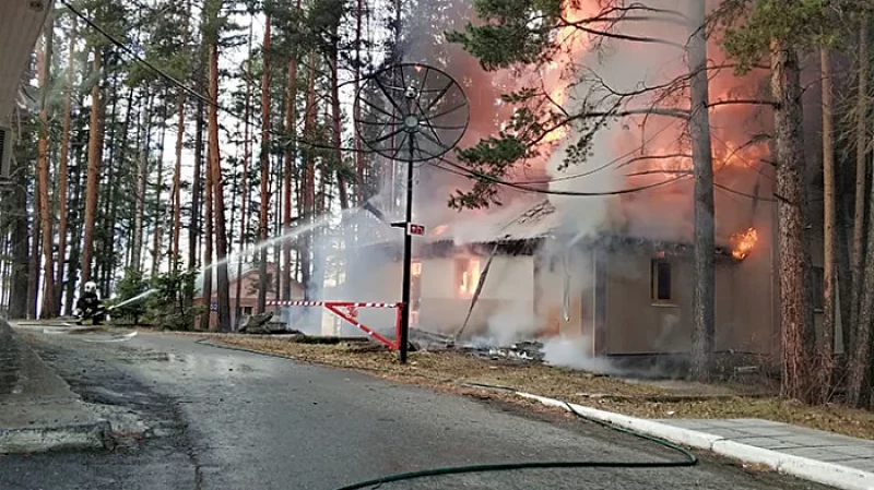 Крупный пожар на базе отдыха «Таватуй»: сгорела баня