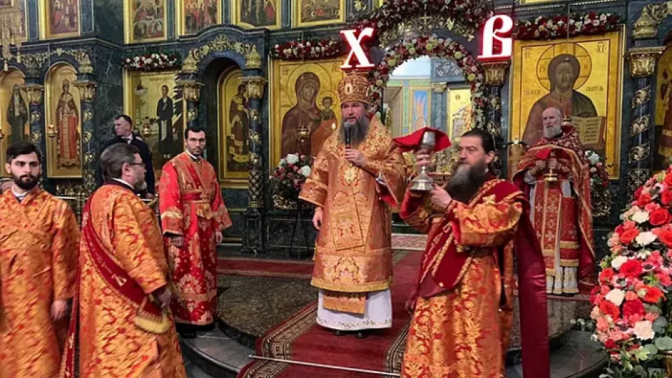 В Екатеринбурге началось праздничное пасхальное богослужение