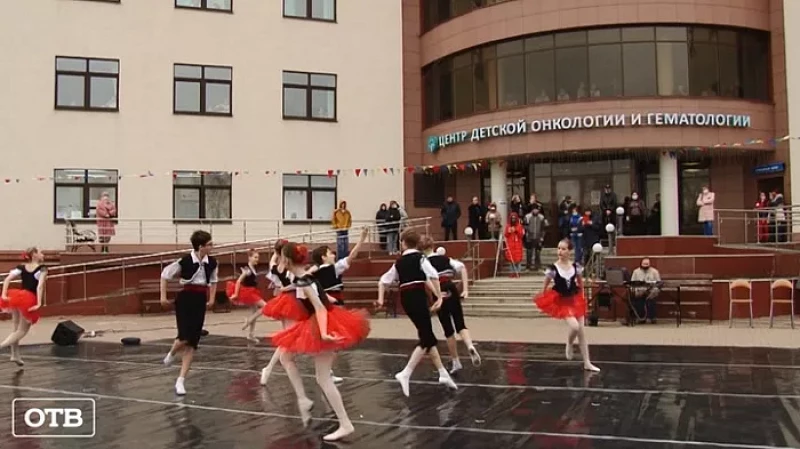 Пациентам детского онкоцентра праздничный концерт