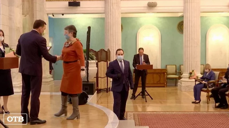 Евгений Куйвашев поздравил лучших медицинских сотрудников региона