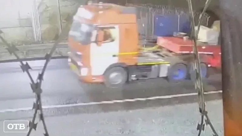 На ЕКАД грузовик с экскаватором на трале повредил мост