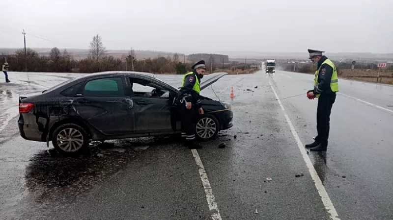 Под Нижними Сергами столкнулись две «Лады», есть пострадавшая