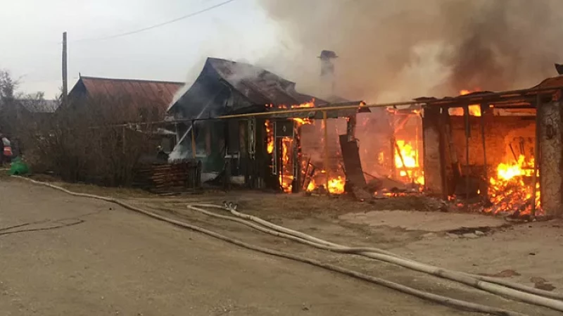 Крупный пожар в частном секторе Берёзовского: сгорели два дома