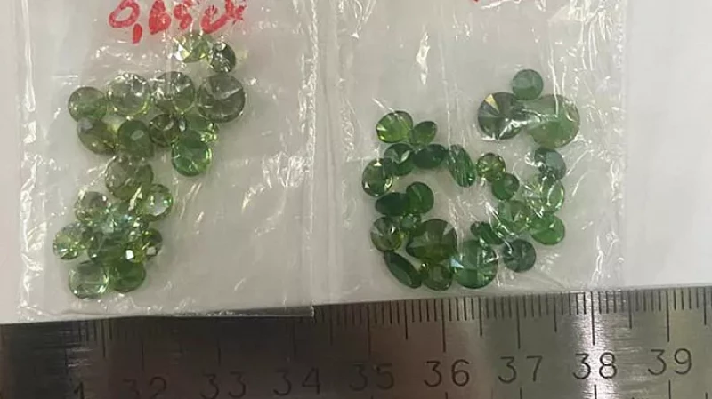 Уралец пытался отправить в Китай самоцветы под видом бижутерии