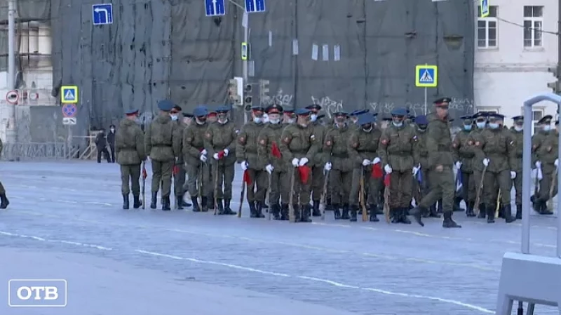Центр Екатеринбурга перекрыли из-за ночной репетиции парада