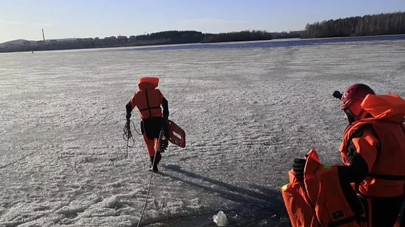 Весеннее обострение: двух рыбаков спасли на Нижнетагильском пруду