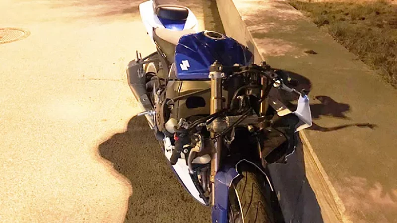 В Екатеринбурге ищут водителя, который сломал позвоночник байкеру