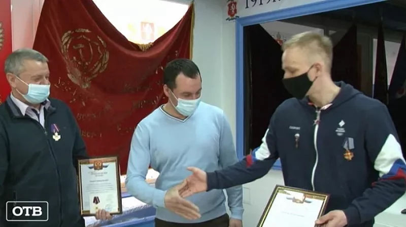 Екатеринбуржцев наградили за спасение девочки на Городском пруду