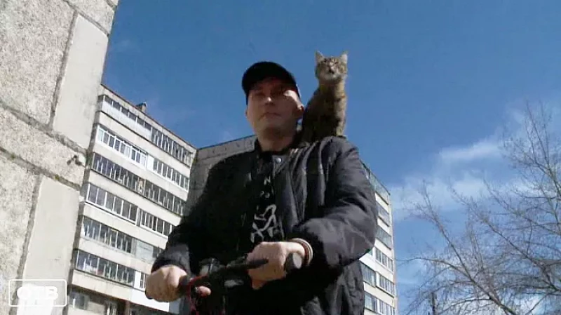 Строитель из Нижнего Тагила катается с кошкой на самокате