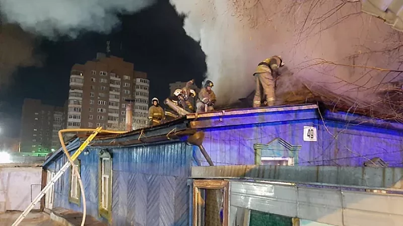 В Екатеринбурге ночью сгорела шиномонтажка на Лумумбы