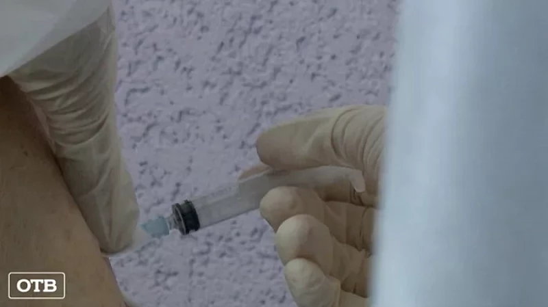 В Екатеринбурге ветераны и дети войны привились от коронавируса