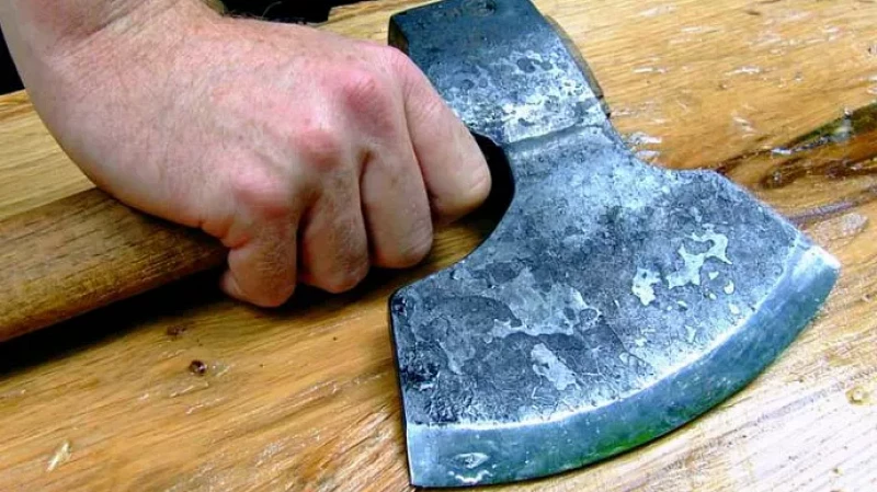 Житель Екатеринбурга нанёс адвокату 140 ударов топором