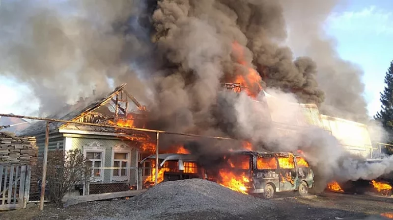 В Екатеринбурге 3,5 часа тушили крупный пожар на Соболева