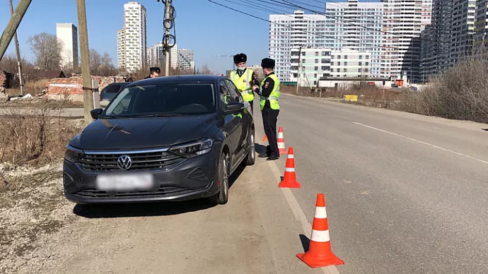 В Екатеринбурге «Фольксваген» сбил подростка на самокате