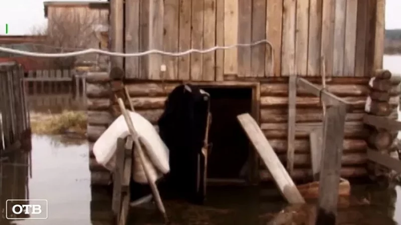 Спасатели готовят жителей уральского посёлка к паводку