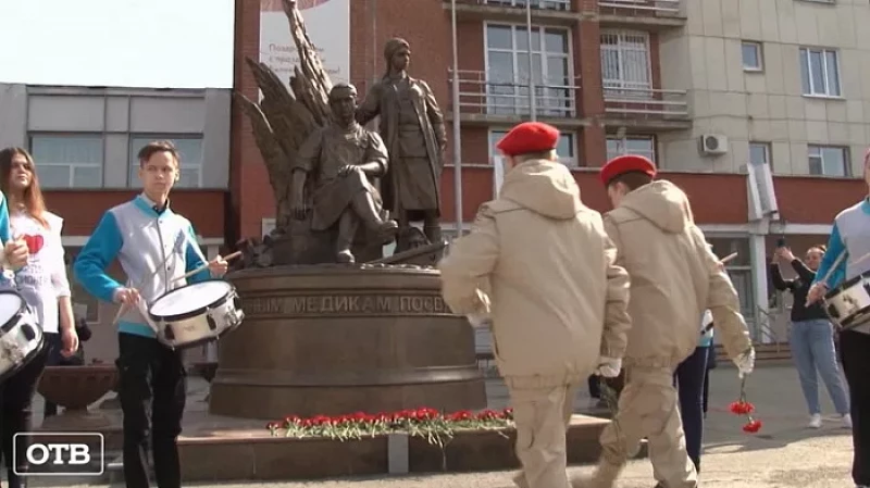 В Екатеринбурге почтили медиков, погибших во время пандемии