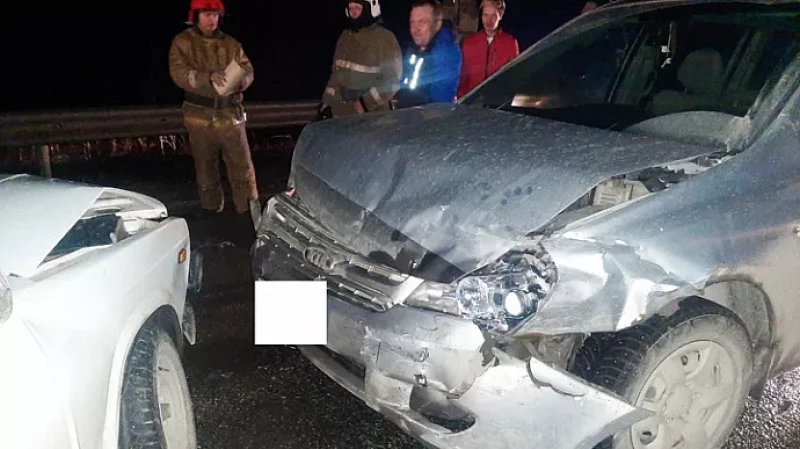 На ЕКАД из-за выпавшей детали произошло ДТП с пострадавшим