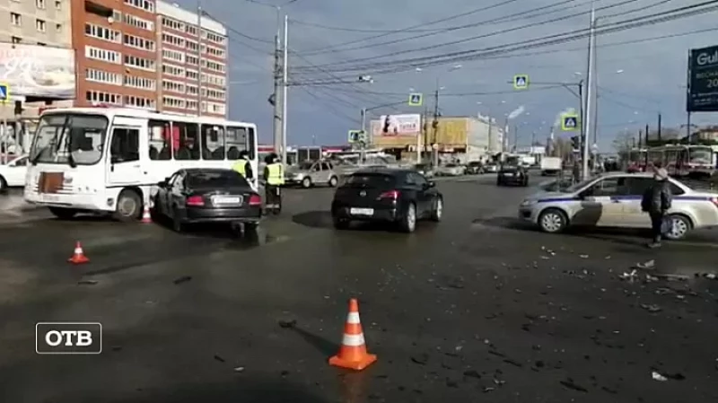 В Нижнем Тагиле автобус столкнулся с двумя легковушками