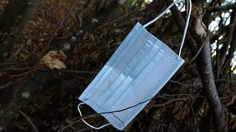 Более 90 % екатеринбуржцев носят маски в транспорте