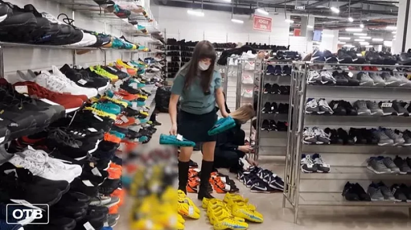 В Екатеринбурге арестовали крупную партию спортивной одежды и обуви