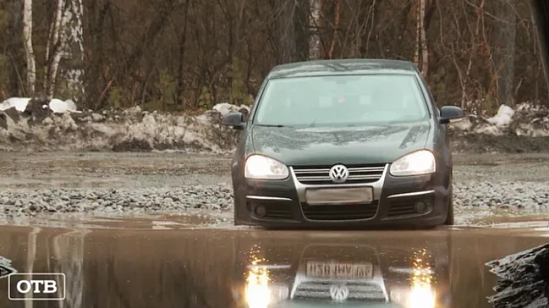 В посёлке под Екатеринбургом затопило единственный выезд в город