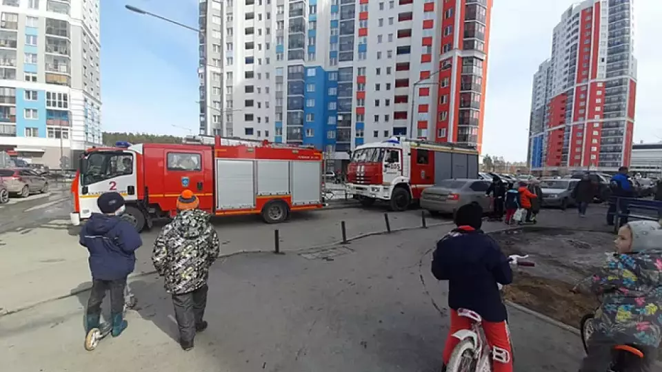 В Екатеринбурге эвакуировали 37 человек из-за пожара в многоэтажке
