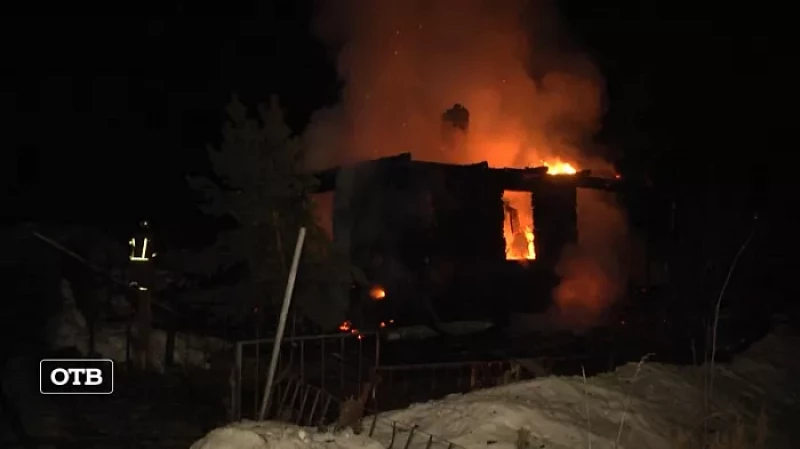 В Екатеринбурге сгорел жилой дом возле Лесного кладбища