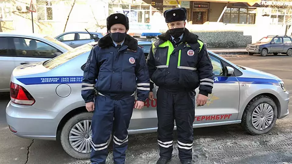 Экипаж ДПС пришёл на помощь рожающей екатеринбурженке