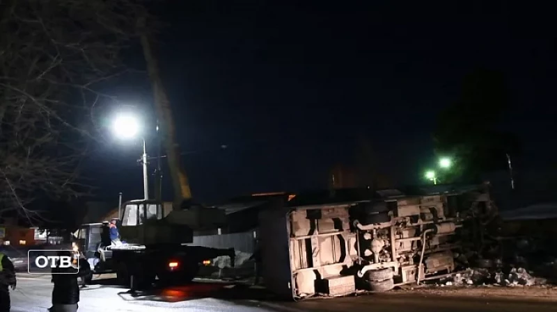 Под Ревдой рейсовый автобус врезался в забор и опрокинулся