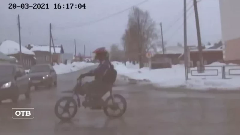 В уральском посёлке 17-летний водитель питбайка устроил погоню