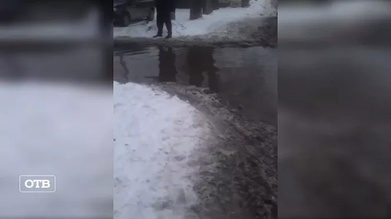 Дорога в Пионерском посёлке превратилась в непроходимую реку