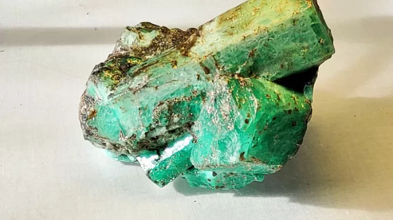 На Урале добыли коллекционные сростки изумрудов