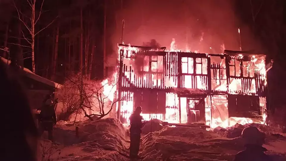 На Широкой речке в Екатеринбурге сгорел садовый дом