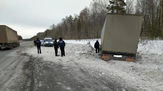 На Пермском тракте фура съехала в кювет, водитель скончался