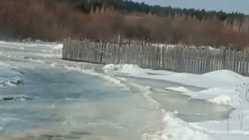 В посёлке Мостовка затопило единственную дорогу в Екатеринбург