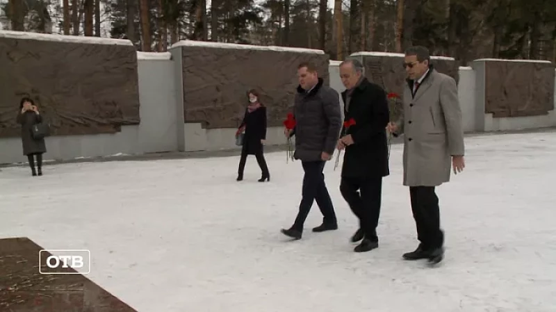 Посол Италии в России возложил цветы в память об уральских воинах