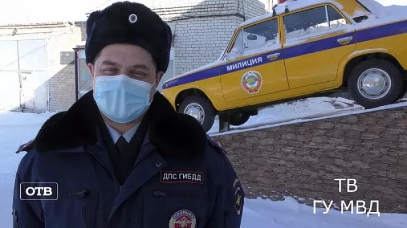 Инспектор ДПС помог уральцам на заснеженной трассе