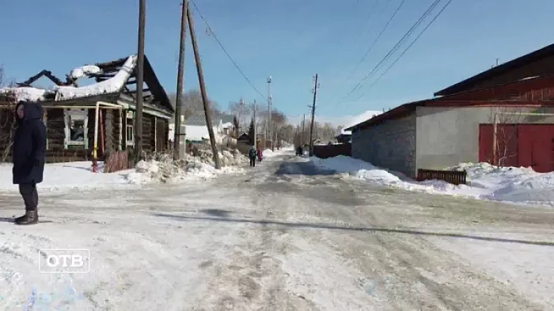 В посёлке под Первоуральском затопило улицу из-за аварии