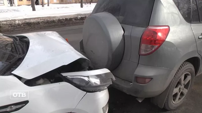 Два человека пострадали в тройном ДТП на юго-западе Екатеринбурга