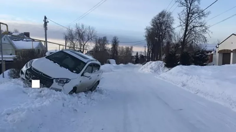 На Шарташе женщина сбила девочку, выбежавшую на дорогу
