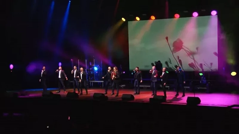 Свердловским женщинам-медикам подарили концерт «Хора Турецкого»