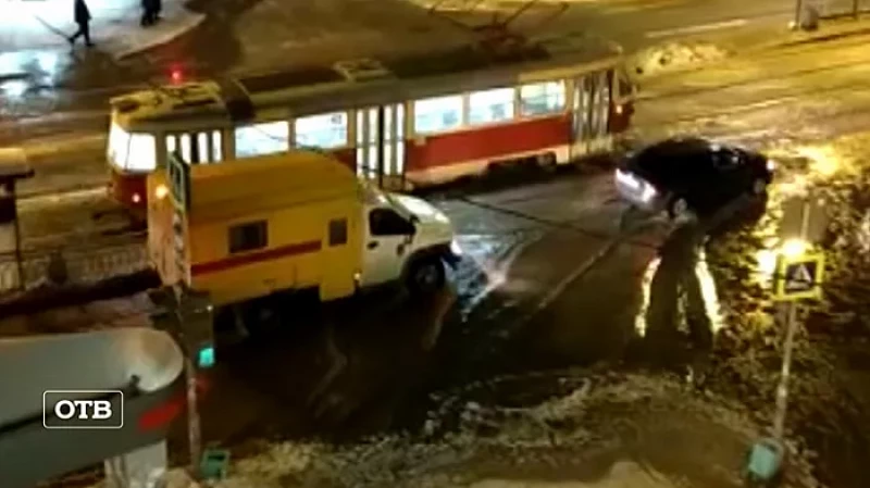 В Екатеринбурге затопило улицу Луначарского: дома без воды