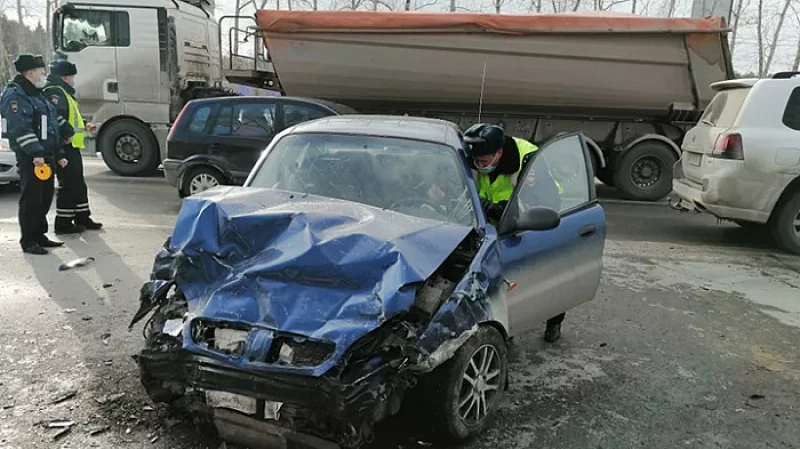 1 человек погиб, 5 пострадали в тройном ДТП под Нижним Тагилом