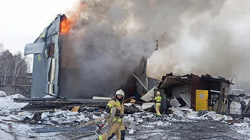 На Уктусе в горящем ангаре едва не взорвались газовые баллоны