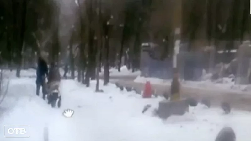 В Екатеринбурге доска с гвоздями едва не упала на женщину с коляской