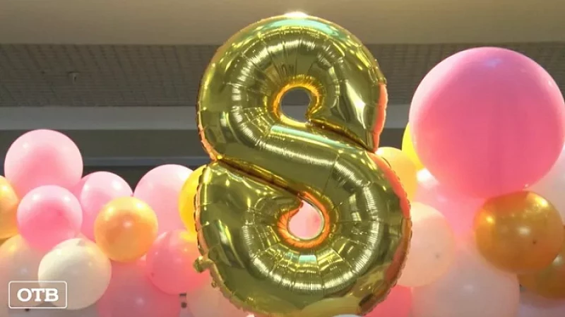 Волонтёры и военные подарили екатеринбурженкам 4000 тюльпанов