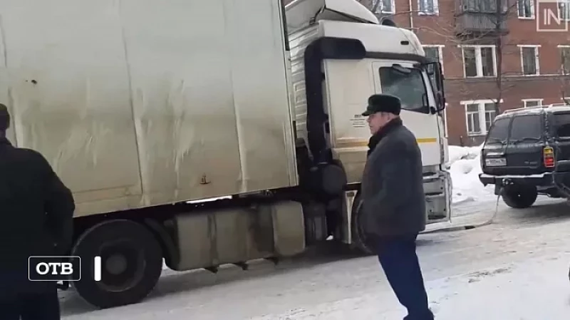 В Екатеринбурге легковушка помогла вытянуть застрявшую фуру