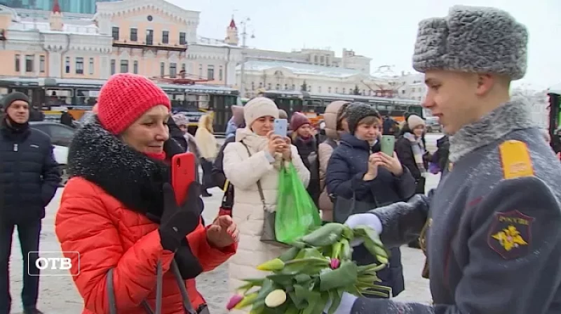 Военные провели концерт в честь 8 Марта в центре Екатеринбурга